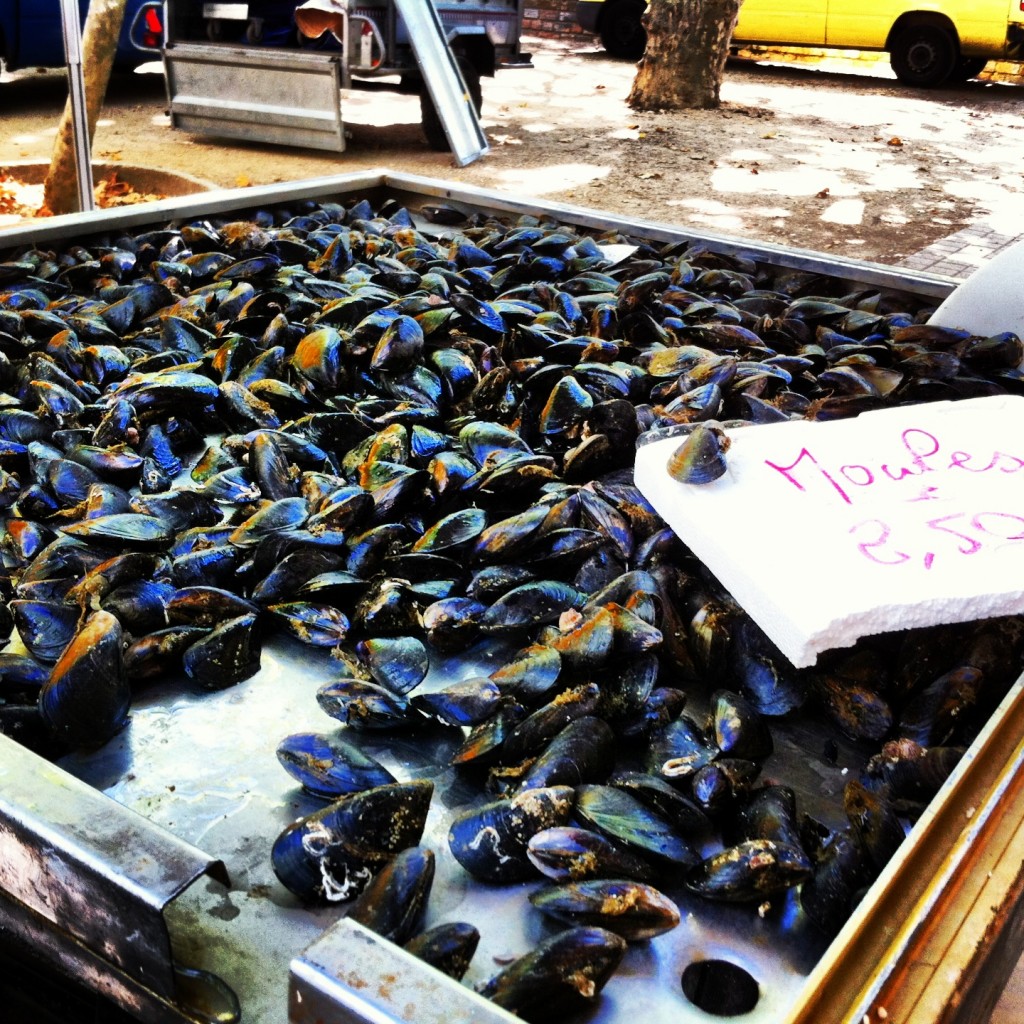 Mussels at the seafood stall in St Chinian market