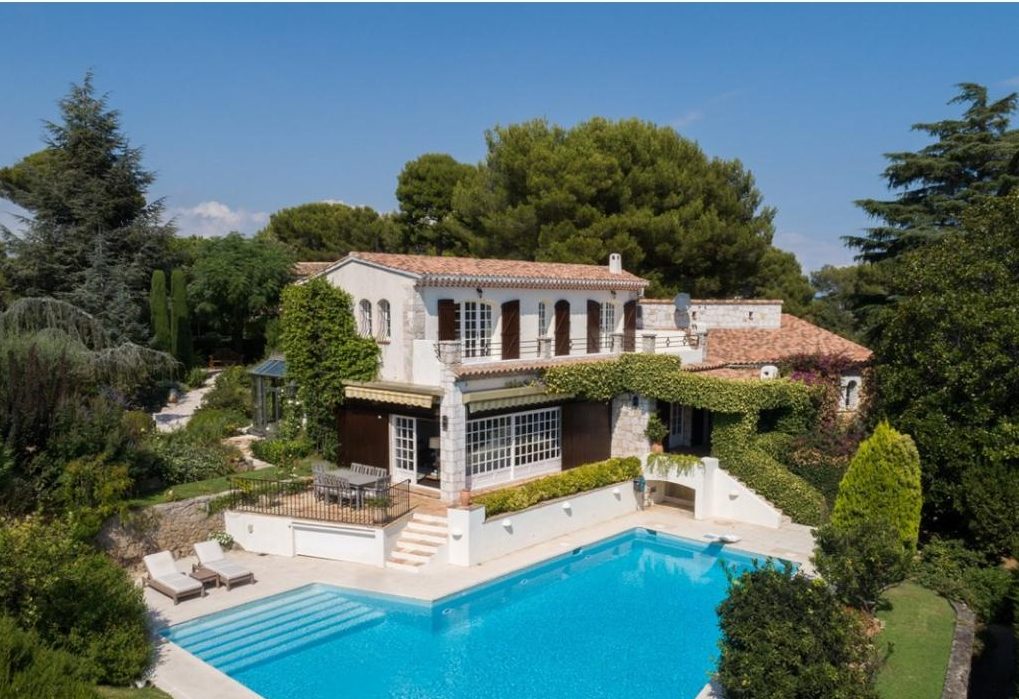 A large pool and stunning Mediterranean holiday home in private grounds close to Antibes